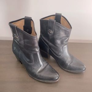 Black short FRYE boots - size 7